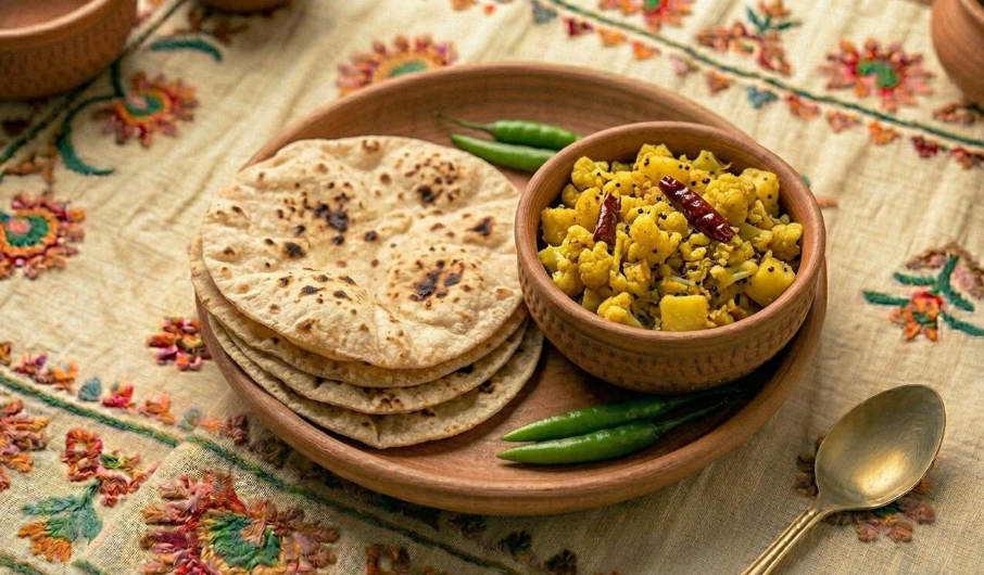 4 Phulka Roti With Gobhi Aloo Bhujia